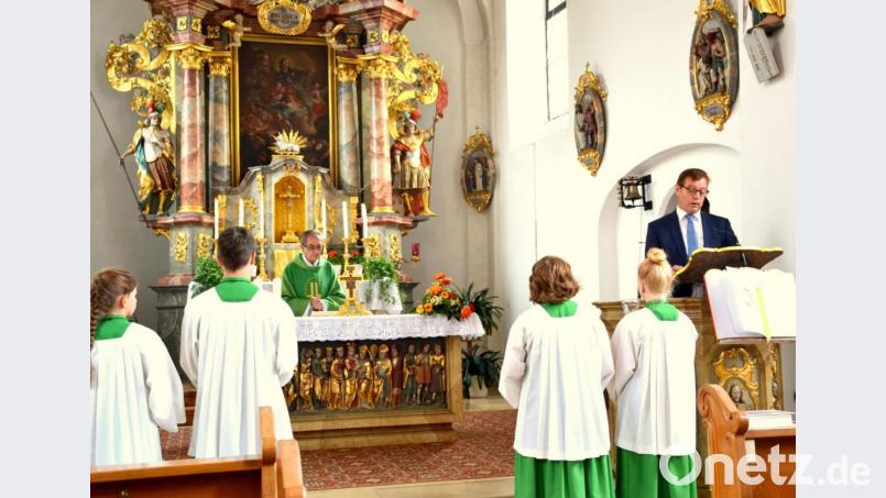 Kirchenpfleger Andreas König (Ambo) lässt die Priesterlaufbahn von Alois Scherm (am Altar) beim Festgottesdienst Revue passieren. Bild: bkr