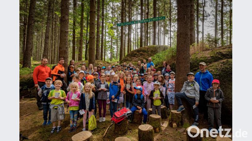 Eröffnung des „Grünen Klassenzimmers“ bei Fichtelberg: Kinder der ersten bis vierten Klasse der Grundschule Fichtelberg - Mehlmeisel bei der Eröffnung ihres neuen Lern- und Spielortes im Wald. Bild: exb