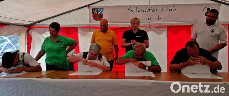 Blick auf die Schnupfertheke mit den Aktiven beim Schnupfen. Bild: R. Kreuzer