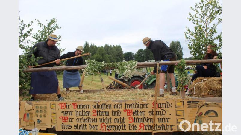 Die Dorfgemeinschaft Hermannsreuth zeigte auf ihrem Dreschwagen ihr Können. Bild: soj