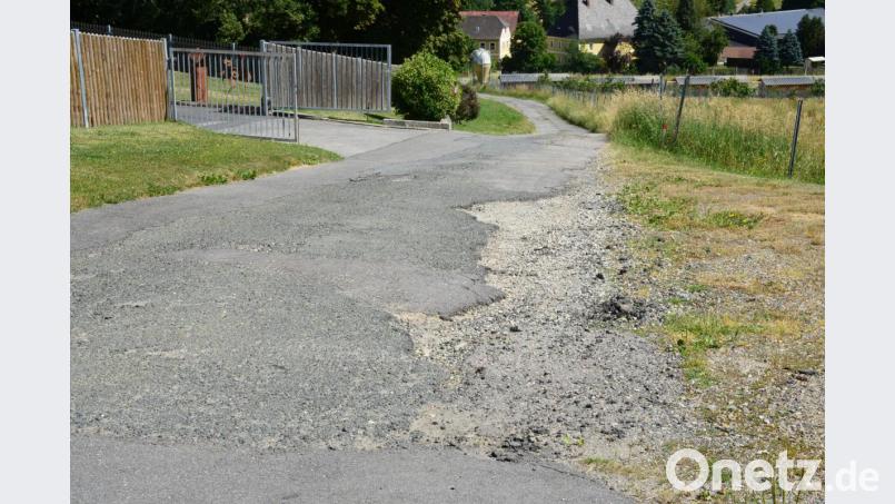 Der Finkenhammerweg ab dem Bereich Auer/Schopper abwärts bis zum Finkenhammer ist in einem schlechten Zustand. Josef Rewitzer wünscht sich eine Sanierung. Bild: bey
