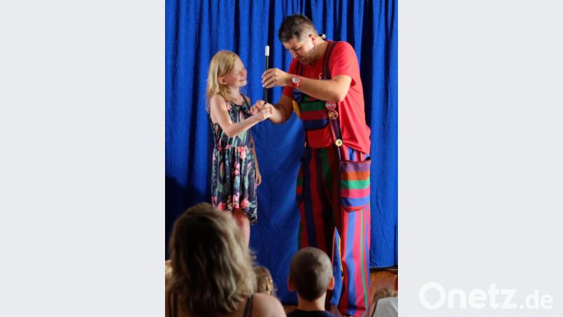 Eliana kann nicht verstehen, dass die Zauberstäbe in ihren Händen immer abbrechen. Bild: wlr