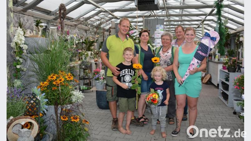Auf dem Gärtnereigelände des Familienbetriebs Garten & Floristik Prifling in Schmidgaden ging das erste mediterrane Bienenfest über die Bühne. Es wird bestimmt wiederholt, so Geschäftsführer Michael Prifling (erster von links). Seine Frau Karina (erste von rechts) präsentierte ihre individuellen Geschenkideen. Sie fertigt auch Schultüten mit Stoffmantel. Bild: Freya Stöckl