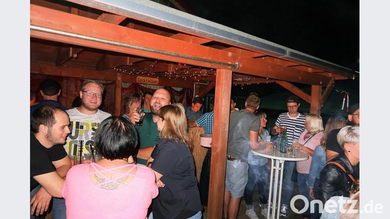 Dichtes Gedränge herrschte beim Weinfest auch in der Cocktailbar der Schützenjugend. Bild: bsc
