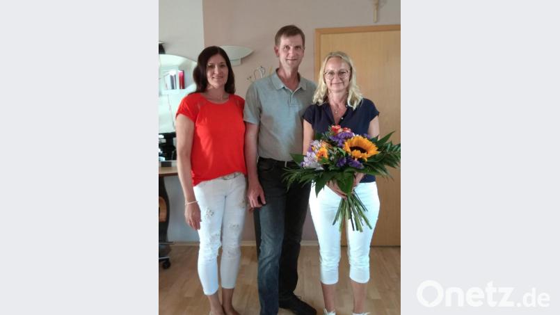 Daniela Wunder (rechts) schließt nach 17 Jahren zum 1. September 2019 ihren Frisurentreff. Hauseigentümer Cornelia und Josef Greiner danken für die Zusammenarbeit. Bild: fvo