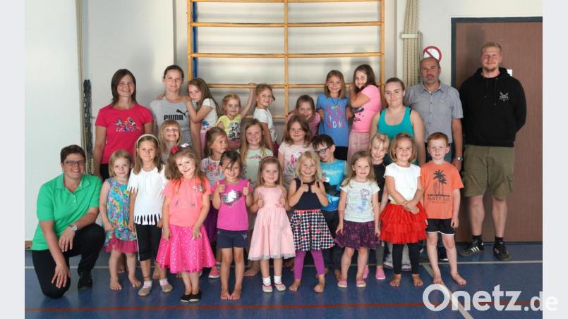 Verena Schuch (hinten, Dritte von rechts) wird ab September 2019 zwei neue Tanzgruppen leiten, die &quot;Dancing Rebels&quot; und &quot;Crazy Shakers&quot;. Bild: fvo