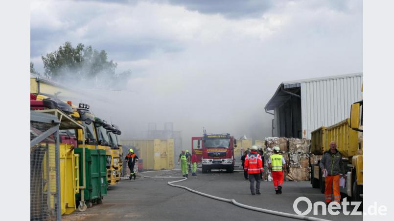 16 Feuerwehrdienststellen rücken am Dienstag nach Windischeschenbach aus. Dort müssen sie 400 Kubikmeter brennende Papierschnipsel löschen. Bild: ils