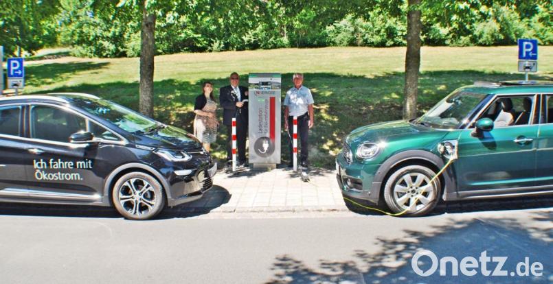 Werkleiter Gerhard Geiger, Bürgermeister Klaus Meyer und Doreen Ibrahimovic (von rechts) von &quot;N-ergie&quot; nahmen symbolisch die neue Ladesäule beim Sibyllenbad in Betrieb. Bild: enz