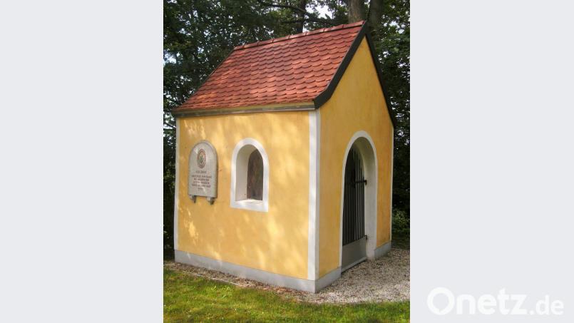 An der Seite der Hauskapelle der ehemaligen Klause auf dem Koppelberg hängt seit neuestem eine Granittafel. Bild: sef