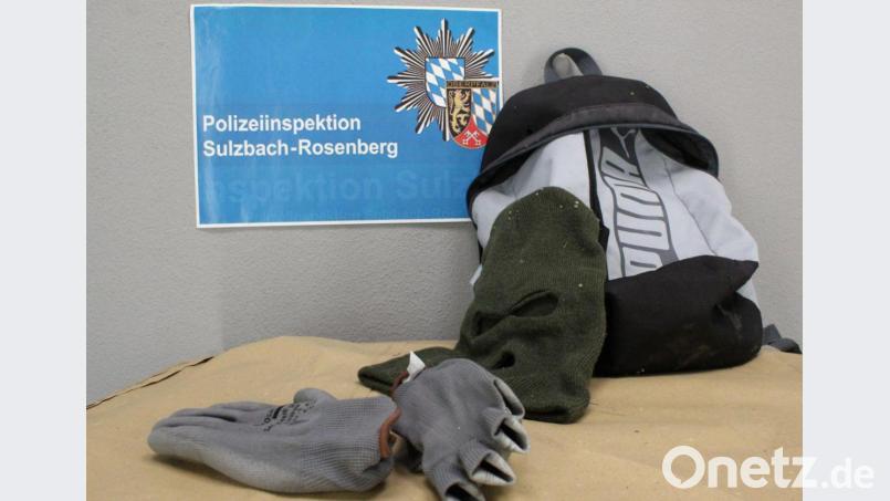 Dieser Rucksack mit Handschuhen und Sturmhaube lag im Bürgerpark im Gebüsch. Bild: Polizei