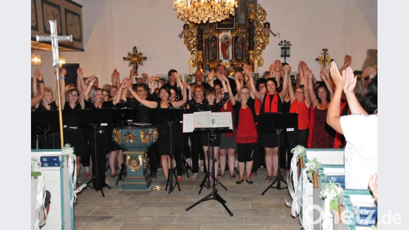 Sowohl „Just for Joy“ aus Kemnath und „Little Light“ aus Glashütten feiern heuer 20. Jubiläum. Dafür haben sie sich für ein gemeinsames Konzert in Eckersdorf zusammengefunden. Von Auftritt sind die Zuhörer derart begeistert, dass sie mehr hören wollen. Bild: kia