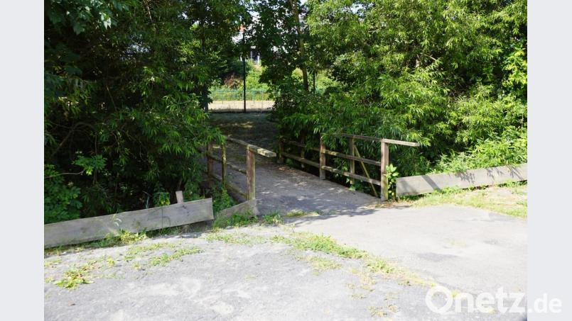 Mit der Note 3,7 stuft der TÜV die kleine Brücke über den Schirnitzbach vom Sportplatz zur Kolpingstraße als abbruchreif und desolat ein. Bild: bkr