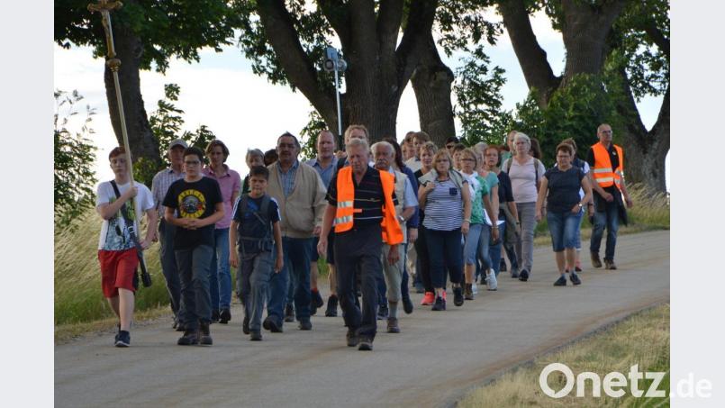 Jedes Jahr machen sich Pilger auf die sieben Kilometer lange Strecke, um betend von der Stadtpfarrkirche in Vohenstrauß zur Wieskirche nach Moosbach zu ziehen. Vorbei an Neuwirtshaus geht es in Richtung Penzachwald. Bild: dob