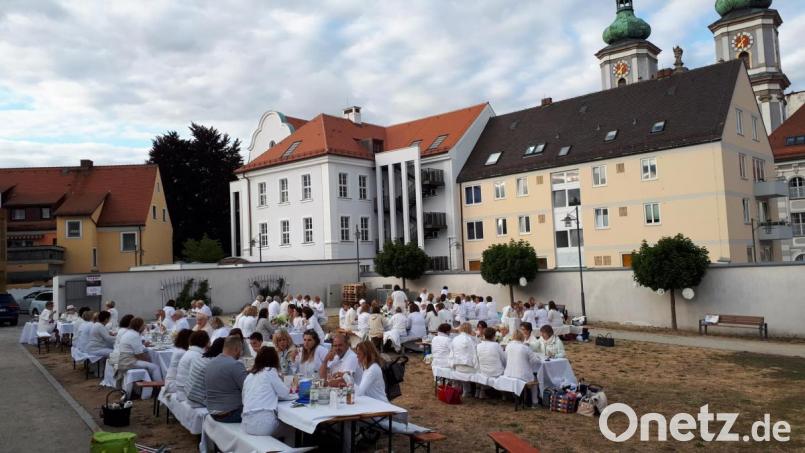Zum &quot;Weißen Dinner&quot; trafen sich am Dienstag Tischgesellschaften aus dem ganzen Landkreis in den Neuen Gärten. Bild: pz