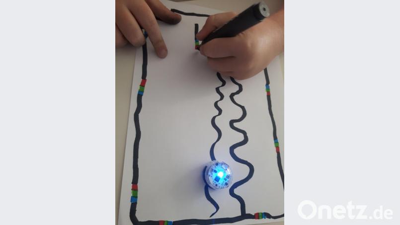 Den Weg für den Ozobot gaben die Viertklässler selbst vor. Mit gezeichneten farbigen Linien auf dem Papier. Bild: njn