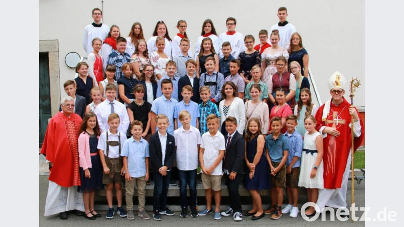 Im feierlichen Gottesdienst, den er zusammen mit Pfarrer Eugen Wismeth (links) zelebrierte, spendete Weihbischof Josef Graf (rechts) 43 Buben und Mädchen aus der Pfarreiengemeinschaft Winklarn-Thanstein das Sakrament der Firmung. Bild: exb/Fotostudio Kraus