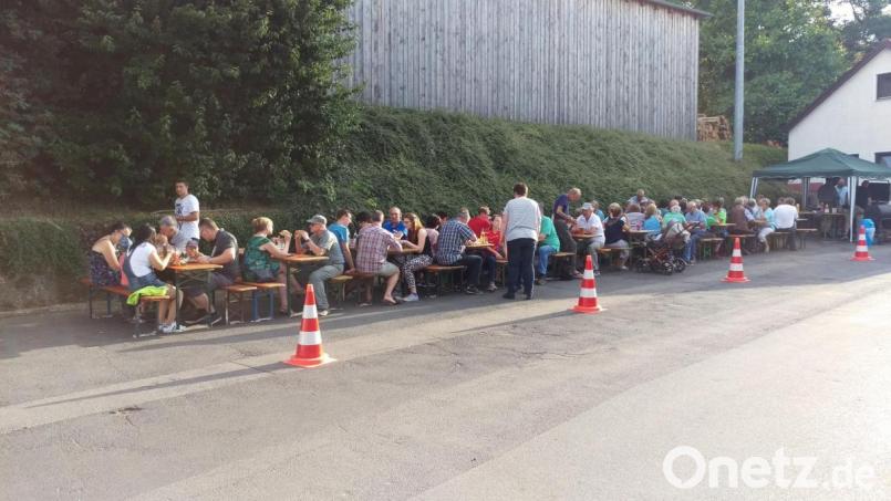 Die Rippchen aus dem Smoker wollen sich viele Wilchenreuther und Theisseiler nicht entgehen lassen. Bild: eig