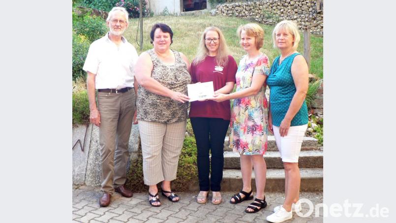 Trotz Temperaturen über 30 Grad war die Kaffeestube der Landfrauen beim Eschenbacher Bauernmarkt gut besucht. Aus dem Erlös gehen 850 Euro an den Verein „Hilfe für Anja“. Hans Winter, Maria Fichtl (von links), Kreisbäuerin Josefine Kick und Stellvertreterin Petra Schäffler überreichen im Namen von Bauernverband und Landfrauen Christine Sporrer (von rechts) die Spende. Bild: lep