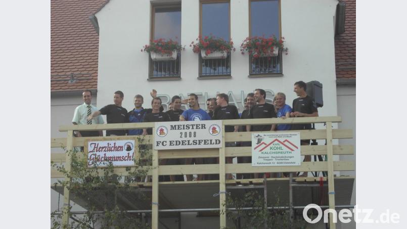 Spieler des FC Edelsfeld feiern die Meisterschaft in der Kreisliga 2008 und den damit verbundenen erstmaligen Aufstieg in die Bezirksliga. Vierter von rechts Spielertrainer Alexander Heldrich; Links Bürgermeister und damaliger erster Vorsitzender Hans-Jürgen Strehl. Hierfür wurde extra ein mobiler Balkon ans Rathaus gebaut. Bild: exb