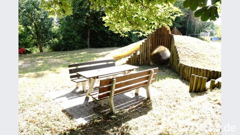 An der Forderung des Gutachtens, den Spielplatz Birkenbühl mit einem Zaun vom Bach zu trennen, kommt die Gemeinde nicht vorbei. Bild: bkr