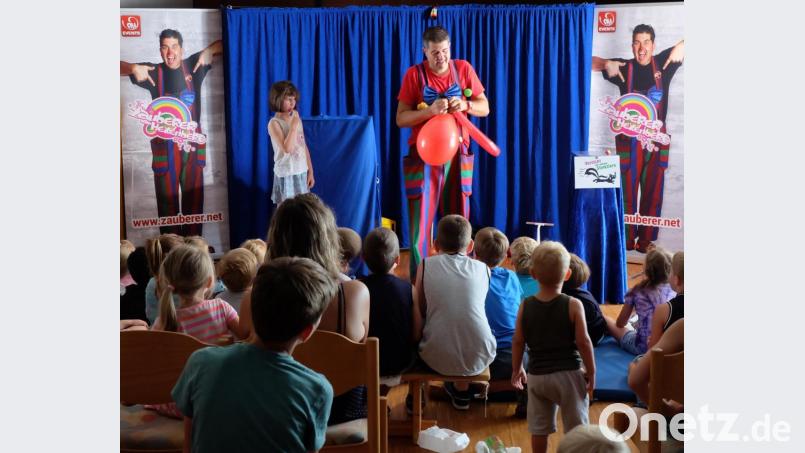 Dau schauen die Kinder nicht schlecht, wie schnell aus einzelnen Luftballons ein Tierchen oder ein Hut entsteht. Bild: wlr