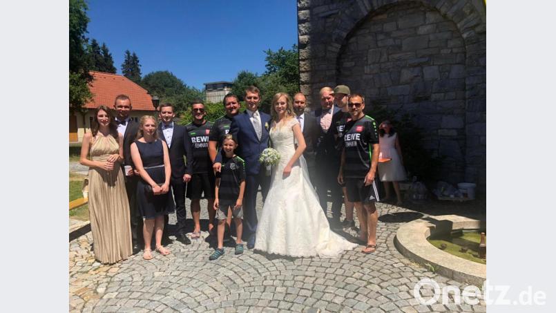 Mit die ersten Gratulationen nehmen Kristina Weiss und Florian Wagner (Fünfte und Sechster von rechts) von Stefan Kuchenreuther (Fünfter von links), Uwe Kade (rechts) und Mannschaftskapitän Daniel Schwab (Dritter von rechts) entgegen. Bild: hl
