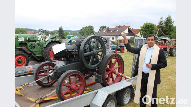Ein alter Lanz, Baujahr 1921 und 12 PS, erhielt ebenfalls den kirchlichen Segen. Bild: soj