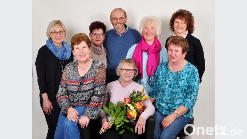 Neun Jahre hat Ursula Steiner (Mitte sitzend) den „Kleinen Dienst“ koordiniert, wofür es zum Dank Blumen gibt. Neue Ansprechpartnerin ist Claudia Hauer (rechts stehend) im Kreise ihrer Kollegen Christine Kirchberger, Christa Bodenschatz, Evi Brunner, Helmut Würfl, Anni Graf, Renate Veigl (von links). Bild: hai