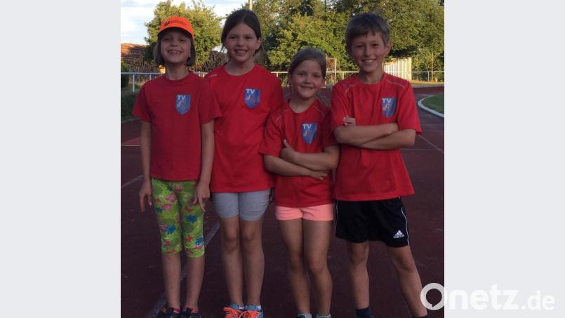 Auch die jüngeren Läufer des Turnvereins eifern ihren großen Vorbildern im Verein nach. Die U-10-Sportler mit Linda Hager, Julia Brunner, Luisa Schuller und Tobias Voit (von links) sichern sich den dritten Platz beim Kreisentscheid der Kinderleichtathletik beim TB Jahn Wiesau. Bild: dob