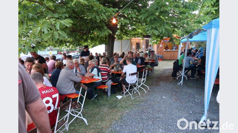 Den idyllischen Biergarten ihres Vereinslokals „Goldener Engel“ verwandelten die Frauenreuther Sportschützen zum 12. Mal in eine Weinlaube und boten edle Tropfen, schmackhafte Speisen und dazu beste Unterhaltung bei herrlichem Sommerwetter. Die Besucher kamen in Scharen und feierten mit den Sportschützen. Bild: bsc