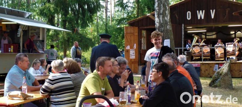 Der Himmel der Oberpfälzer: Ein sonniger Platz am Waldrand, leise rauschende Birken, kühle Getränke, deftige Brotzeiten und böhmische Blechmusik von der Zoigl-Blosn – was will man mehr? Das OWV-Waldfest bot das alles seinen Gästen. Bild: jml