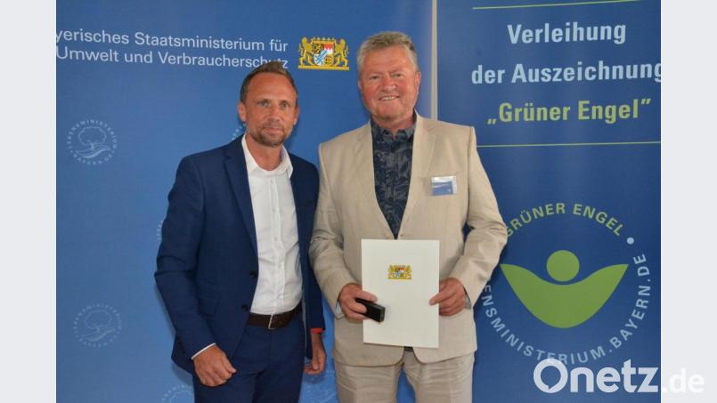 Josef Ernst (rechts) bei der Überreichung der Urkunde durch Umweltminister Thorsten Glauber (links). Bild: Umweltministerium