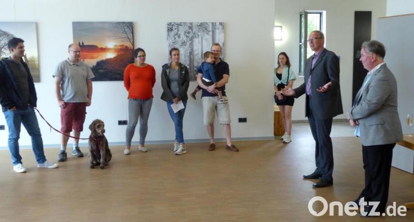 Frank Holzförster (Zeweiter von rechts), wissenschaftlicher Leiter des GEO-Zentrums, eröffnet die Fotoausstellung von Martin Gebhardt (ganz rechts). Bild: fsb