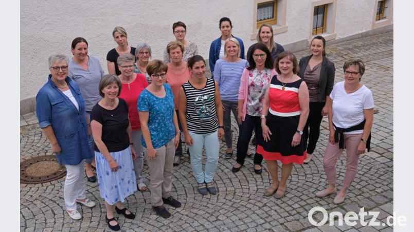 Maria Völkl gibt den Stab der Vorsitzenden weiter an Sonja Sczech (vorne, von links). Der neue und die bisherige Vorstand des katholischen Frauenbundes wendet die drohende Auflösung des Vereins bravourös ab. Bild: nm