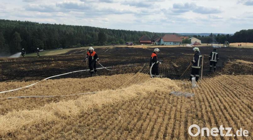 In Unterbernstein (Ensdorf) ist am Dienstag ein abgeerntetes Getreidefeld niedergebrannt. Bild: egl