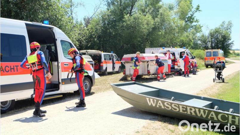 Flugzeugabsturz bei Heringnohe: Das angenommene Katastrophen-Szenario ermöglichte es, die Zusammenarbeit verschiedener Rettungseinheiten zu trainieren – von Bootsbesatzungen bis zur Hundestaffel. Bild: exb