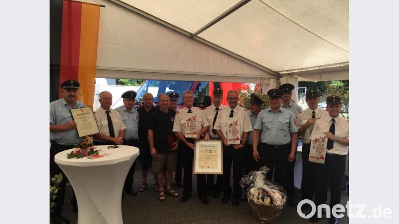 Markus Vogl, Kommandant Feuerwehr Lebring (rechts), und der Leiter der Nabburger Abordnung, Lambert Willax (links) tauschten Urkunden aus. Bild: exb/Feuerwehr Nabburg