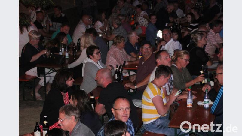 Die Verantwortlichen der Waldsassener Stadtkapelle waren sichtlich überrascht und erfreut, dass sie mit ihrer Schlagerparty so viele Leute anlockten. Bild: kro
