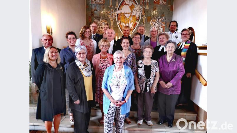 Pfarrerin Heidi Gentzwein (rechts) leitete den Festgottesdienst in der Christuskirche, mit dem die Jubelkonfirmation von 20 Frauen und Männern begangen wurde. Bild: Thomas Dobler