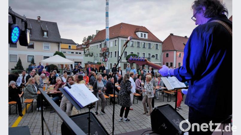 Im Lauf des Konzerts kamen immer mehr Tanzpaare vor die Bühne. Bild: twi