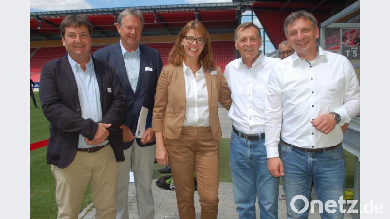 Bei der Nachfolgeregelung sollten Unternehmer am Ball bleiben. Das rieten (von links) die ehemaligen Firmenchefs Horst Pinsker und Christof Stölzel sowie die IHK-Vertreter Andrea Kahr (Niederbayern), Reinhard Rieger und Manuel Lischka (Oberpfalz) beim Tag der Unternehmensnachfolge in der Continental-Arena. Bild: gib