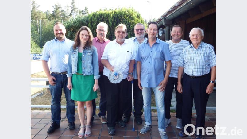 Einen Zinnteller mit Stadtwappen überreichen Rupert Troppmann (dritter von links), Heribert Schubert (Zweiter von rechts) und Gerhard Steiner (Vierter von rechts) an den ehemaligen Chef der Baugenossenschaft St. Georg, Karl Frisch (Vierter von links) und dessen Nachfolger Joachim Schäfer (Dritter von rechts). Es gratulieren auch Dominik Bäuml und Corinna Schüner (von links) sowie Karl Schmidberger (rechts). Bild: spz