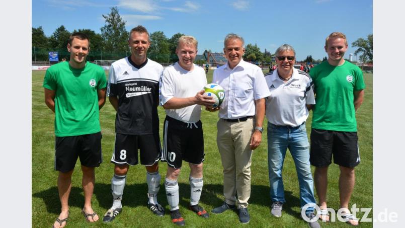 Die Glückwünsche der Stadt zum 100. Geburtstag des SV Mitterteich überbrachte Bürgermeister Roland Grillmeier, der gratulierte mit einem Spielball gratulierte. Mit ihm Bild (von links) mit Tobias Zeis (Förderverein), Sascha Haberkorn und Johannes Kopp sowie (von rechts) Florian Greim (Förderverein) und SV-Vorsitzender Roland Eckert. Bild: jr