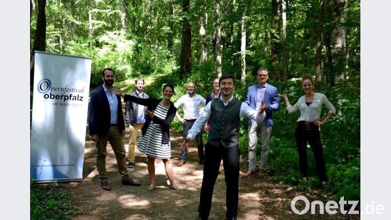 Sie präsentieren das Opernfestival im Bergwald (von links): Raphael Fusco, Andreas Wiedermann, Eva Summerer, Michael Brunner, Lisa-Marie Holzschuh, Michael Konstantin, Wolfgang Dersch und Ruth Zapf. Bild: Thomas Amann