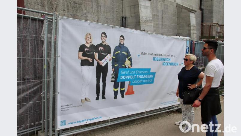 Auf diesem Plakat, das in ganz Bayern zu sehen war, wurde Sherwan Omer vergangenes Jahr zusammen mit seiner Chefin vorgestellt – als Friseurlehrling und als THW-Aktiver. Bild: Thomas Dobler