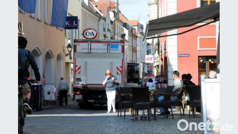 Die Stadträte und die Einzelhändler sind sich einig – der Weihnachtsmarkt soll größer werden. Doch das hätte Konsequenzen für die Verkehrsführung. Vor allem wegen der Lieferanten, die werktags in die Innenstadt müssen, ist noch keine mehrheitsfähige Lösung in Sicht. Bild: Stephan Huber