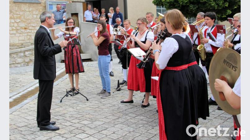 Pfarrer Sulzer dirigiert einen Marsch. Bild: bjo