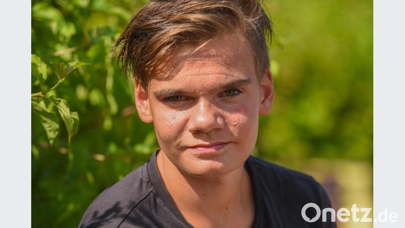 Justin Fischer sitzt auf einer Treppe im Freibad. Bild: Nicolas Armer