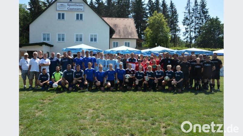 Acht Hobby-Mannschaften beteiligten sich am 17. Kleinfeldturnier der SV-Freunde Pechbrunn-Groschlattengrün um Sprecher Ludwig Hecht (Zweiter von links). Im Finale setzte sich „Young Power“ gegen das Titelverteidiger-Team der Firmen Leipold aus Mitterteich durch. Bild: jr