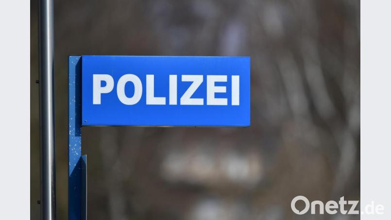 Ein Schild mit der Aufschrift „Polizei“ ist zu sehen. Foto: Ralf Hirschberger/Archivbild Bild: Ralf Hirschberger